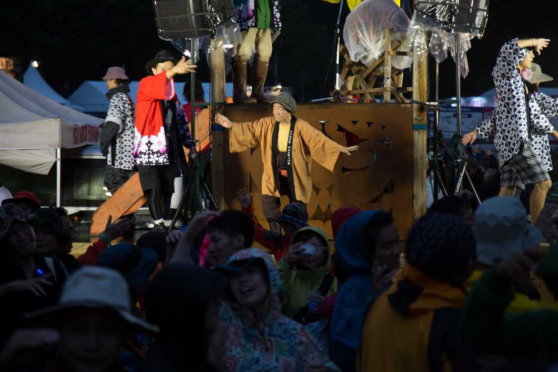 苗場音頭の踊り方の手本を示すのがこの女性で、ひとつひとつの所作が丁寧だ。