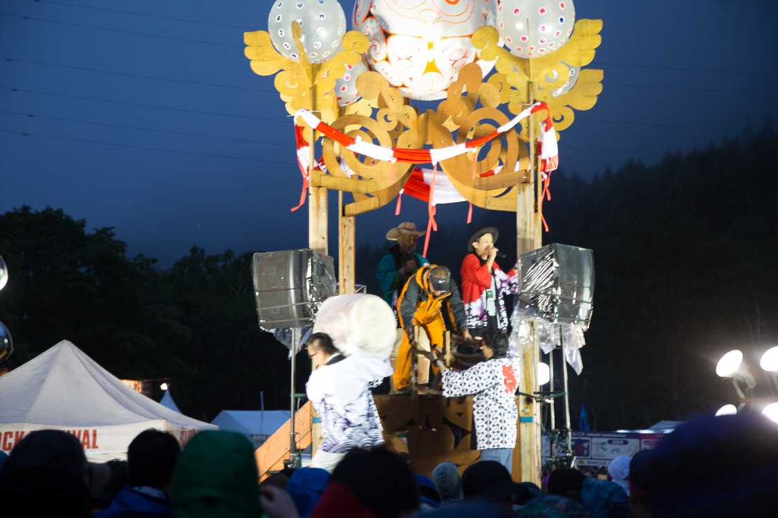 午後7時。苗場音頭の太鼓を片付けながら抽選会に入る。