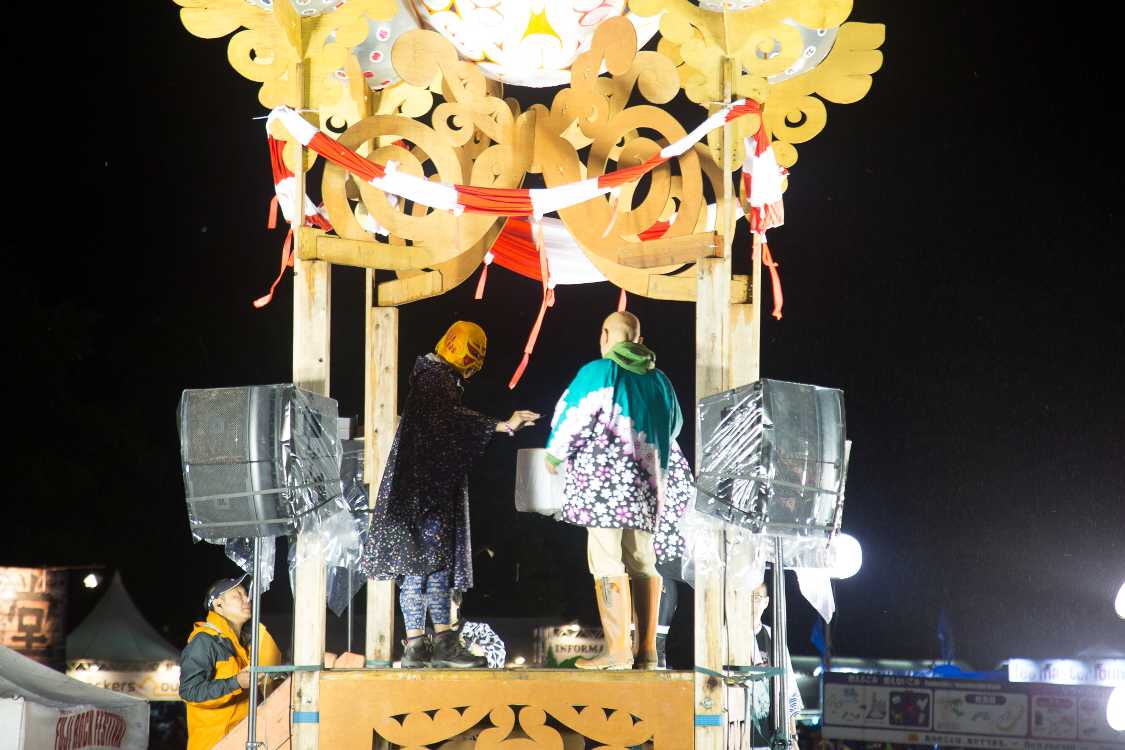 4万円分の商品券の当選者をタワーマンが抽選。