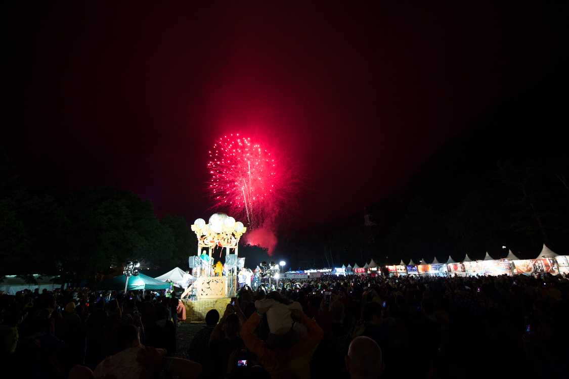 風向きはグリーンステージからオアシスエリアに吹いている。