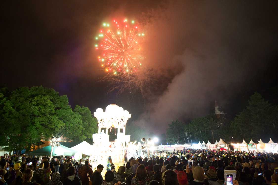 煙で花火も霞み気味。