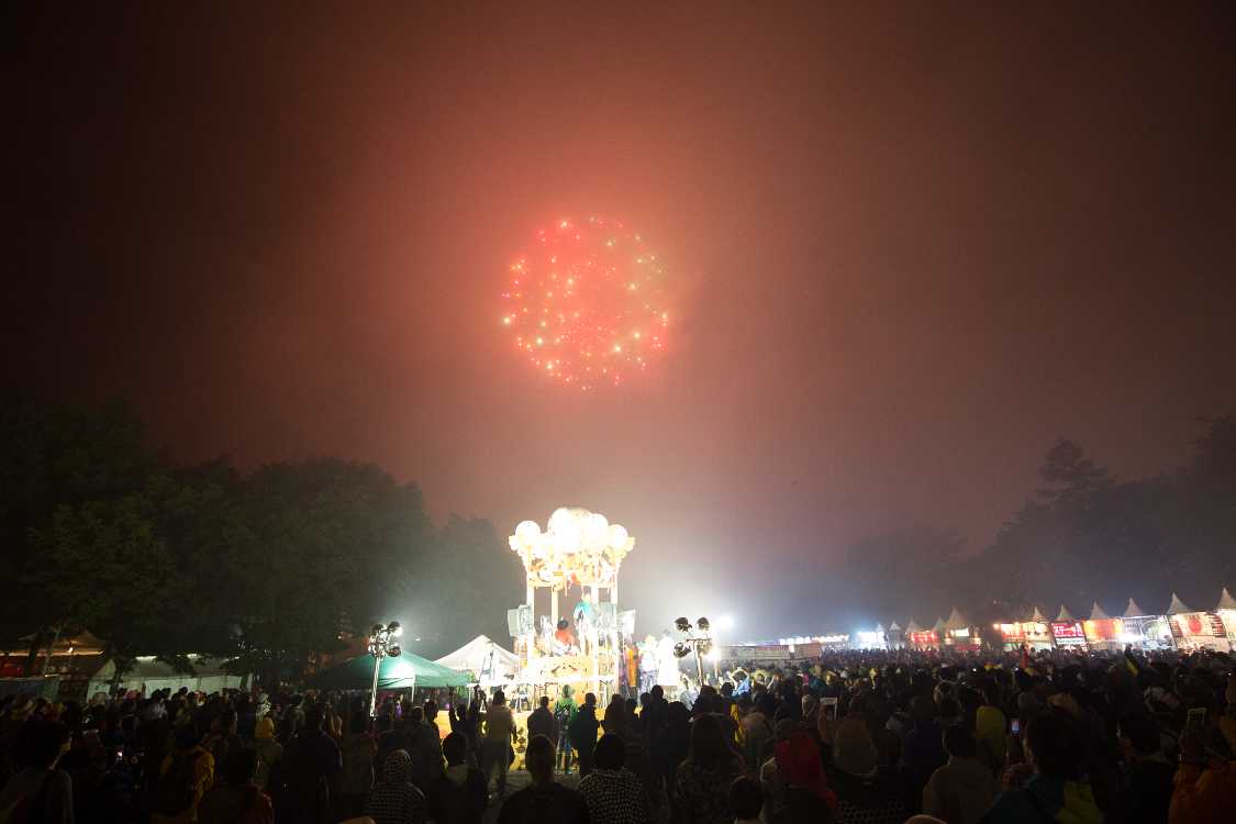 花火の後半は硝煙のにおいもオアシスエリアに漂っていた。