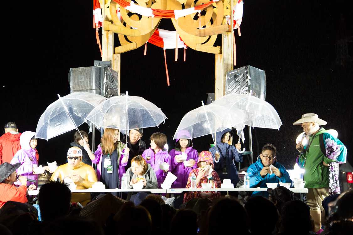 花火の後の早食い競争。予選。メニューはサバサンド。