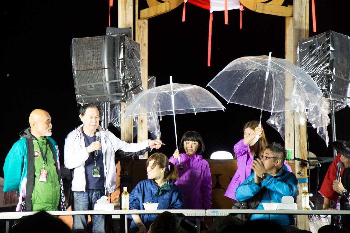 本選前。スマッシュの日高正博が歩きタバコで登場。