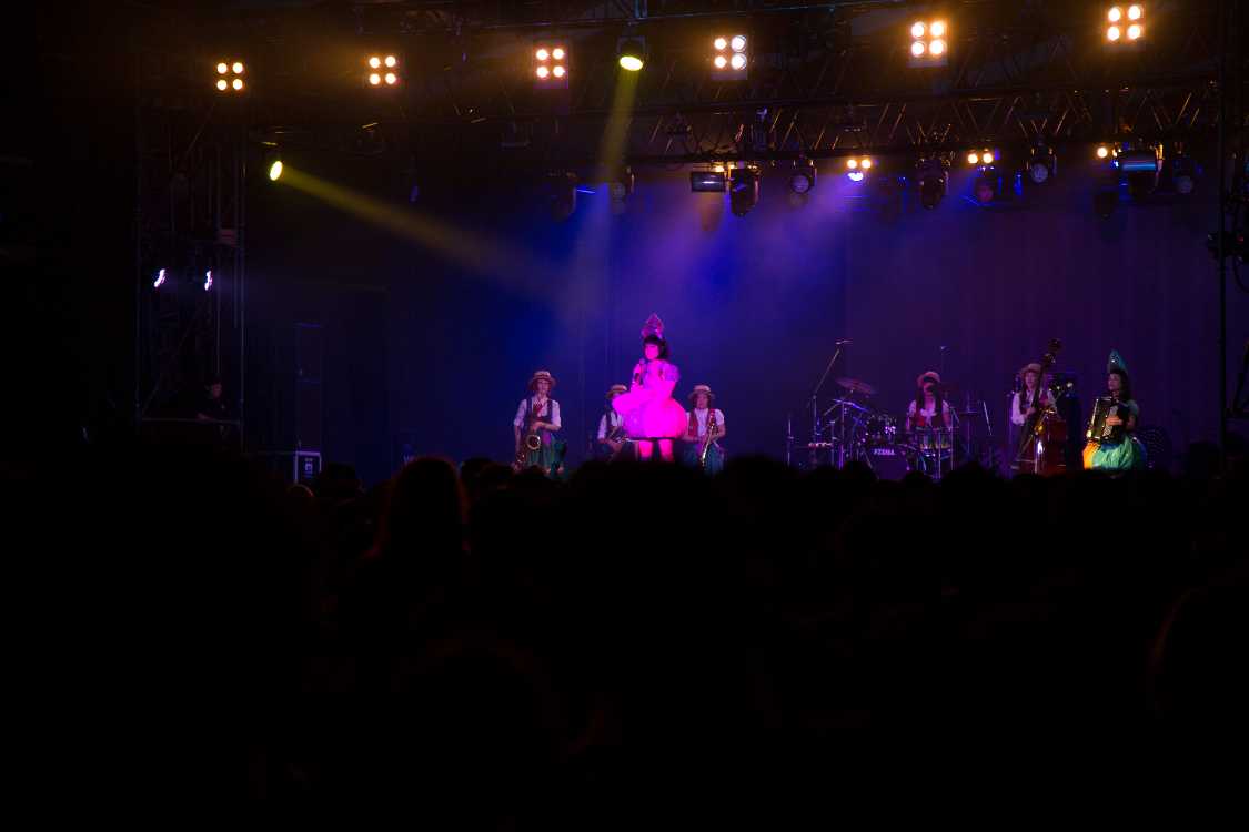 植木等、クレイジー・キャッツの「スーダラ節」、越路吹雪の「愛の讃歌」、坂本九、パラダイス・キングの「悲しき六十才」を演奏。