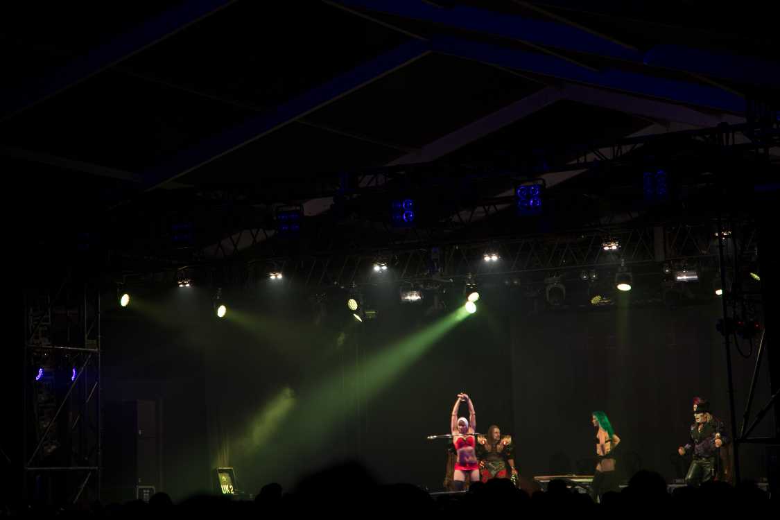 修道女が下着姿になったところだが、キリスト教文化がそれほど深くない日本ではパロディー的罪深さが伝わらない。