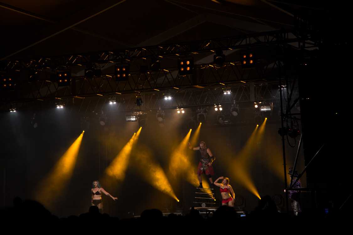 サーカス・オブ・ホラーズは持ち時間15分で、他のバンドの25分より短い。