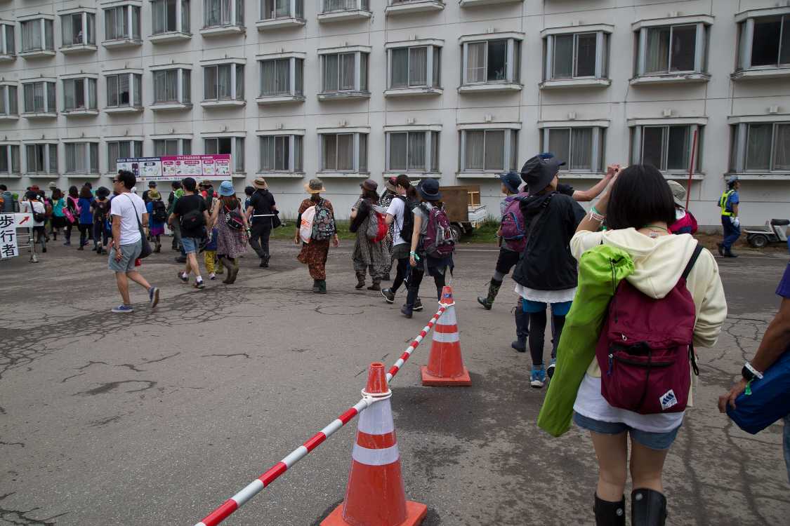 金曜の午前。道は乾きはじめている。