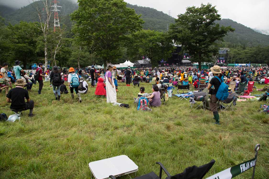 金曜午前のグリーンステージ後方。