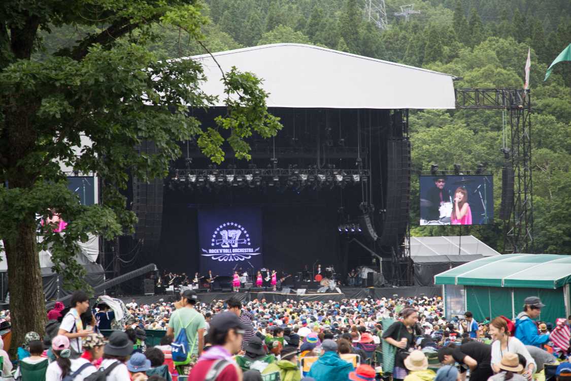 ルート17ロックンロールオーケストラ。女性3人はザ・ピーナッツの「ふりむかないで」とシュープリームスの「キープ・ミー・ハンギン・オン」をカバーしていた。「キープ・ミー・ハンギン・オン」はバックバンドがヴァニラ・ファッジのバージョンで演奏し、女性3人はシュープリームスのメロディーで歌っていた。意図的なのか偶然なのか分からない。