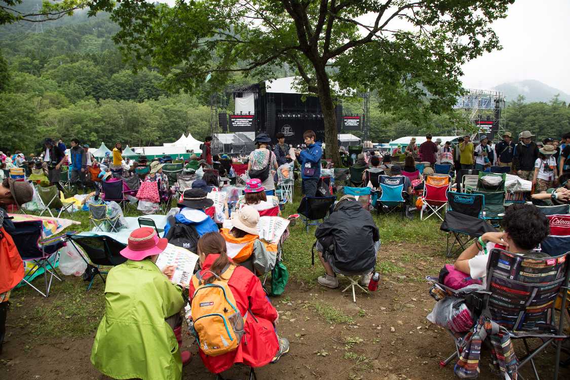 金曜午前なら木陰でも場所に余裕がある。