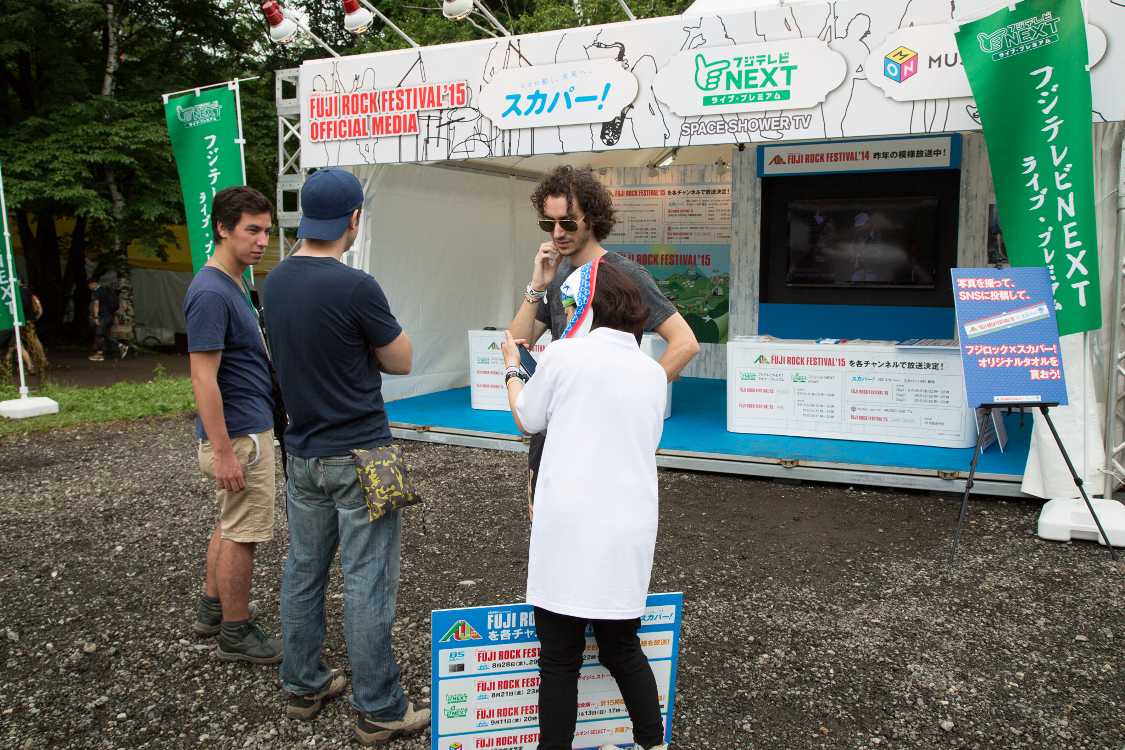 テレビメディアのテント。