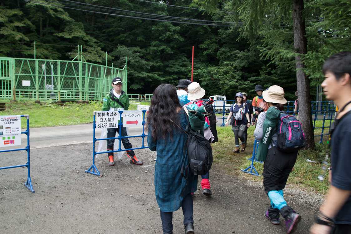 キャンプサイト方面への通路。