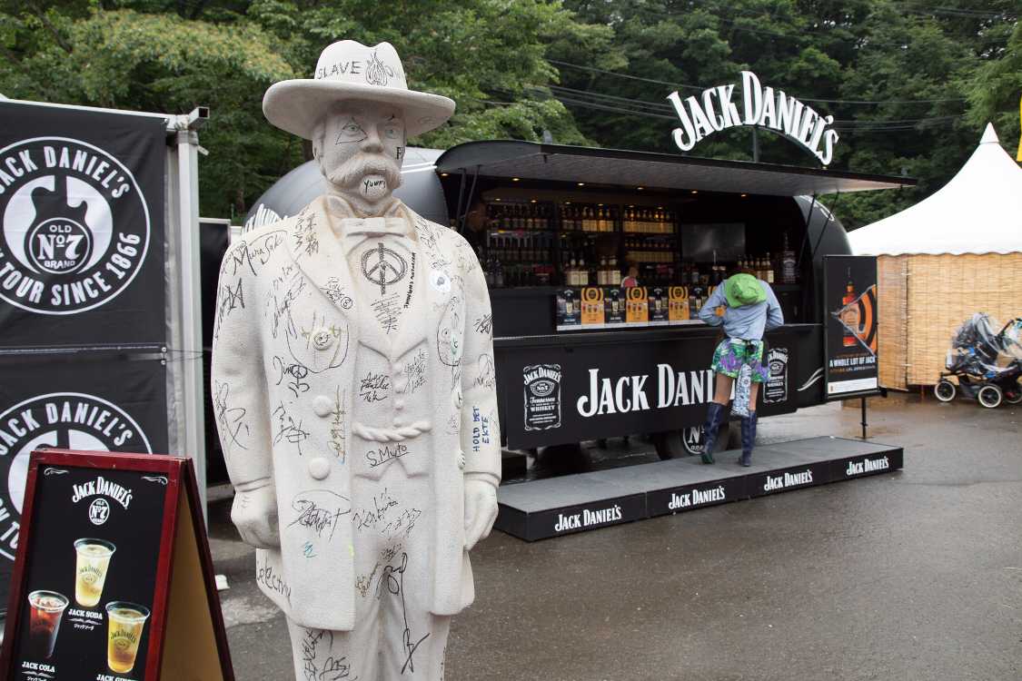 ジャック・ダニエルの像。