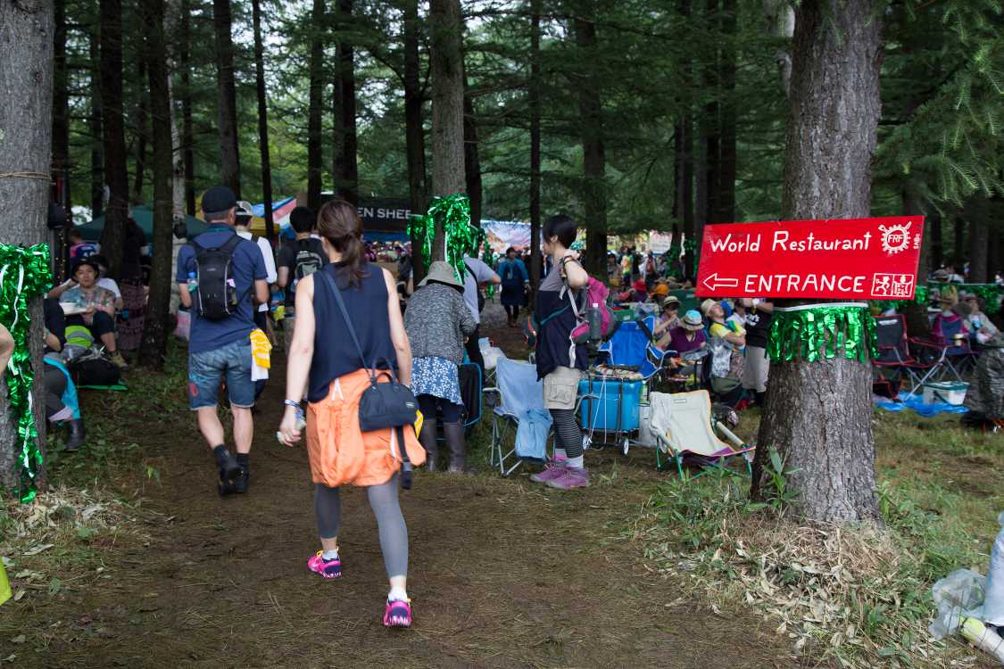 レッドマーキー後方からワールドレストランへの通路。