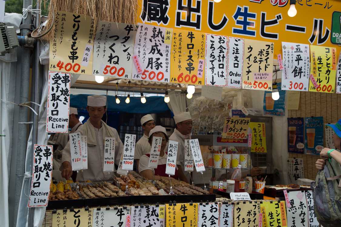 たくさんの串焼きを準備中。