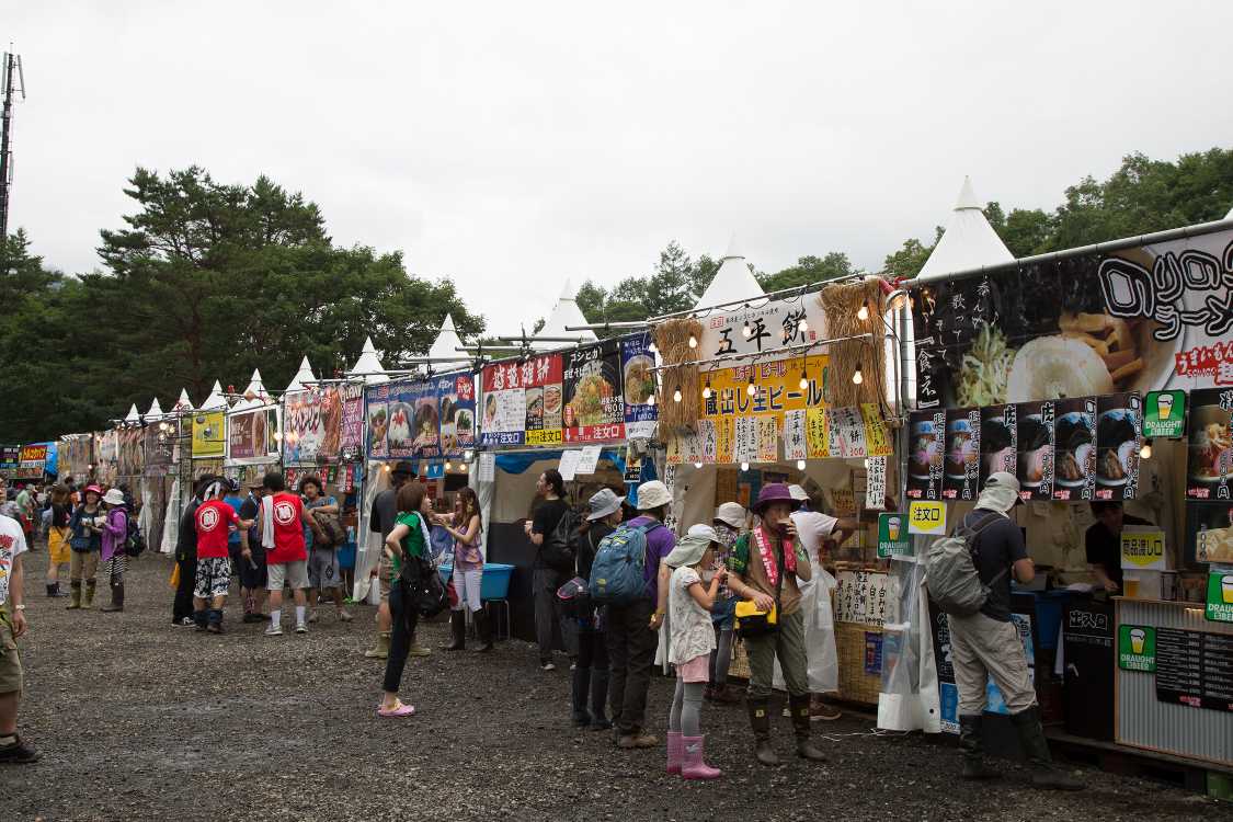 曇っているので照明をつけている店もある。