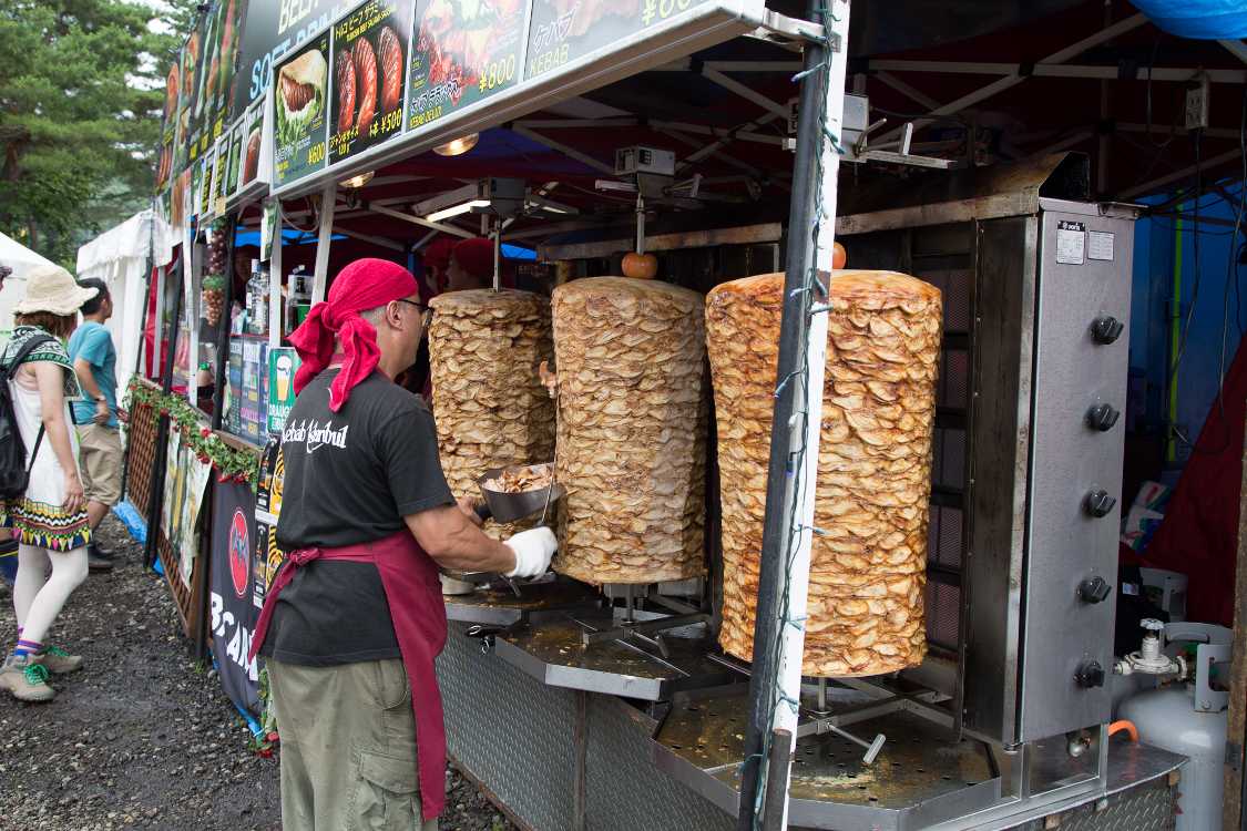 ケバブイスタンブールだけで3店舗分のテントがある。