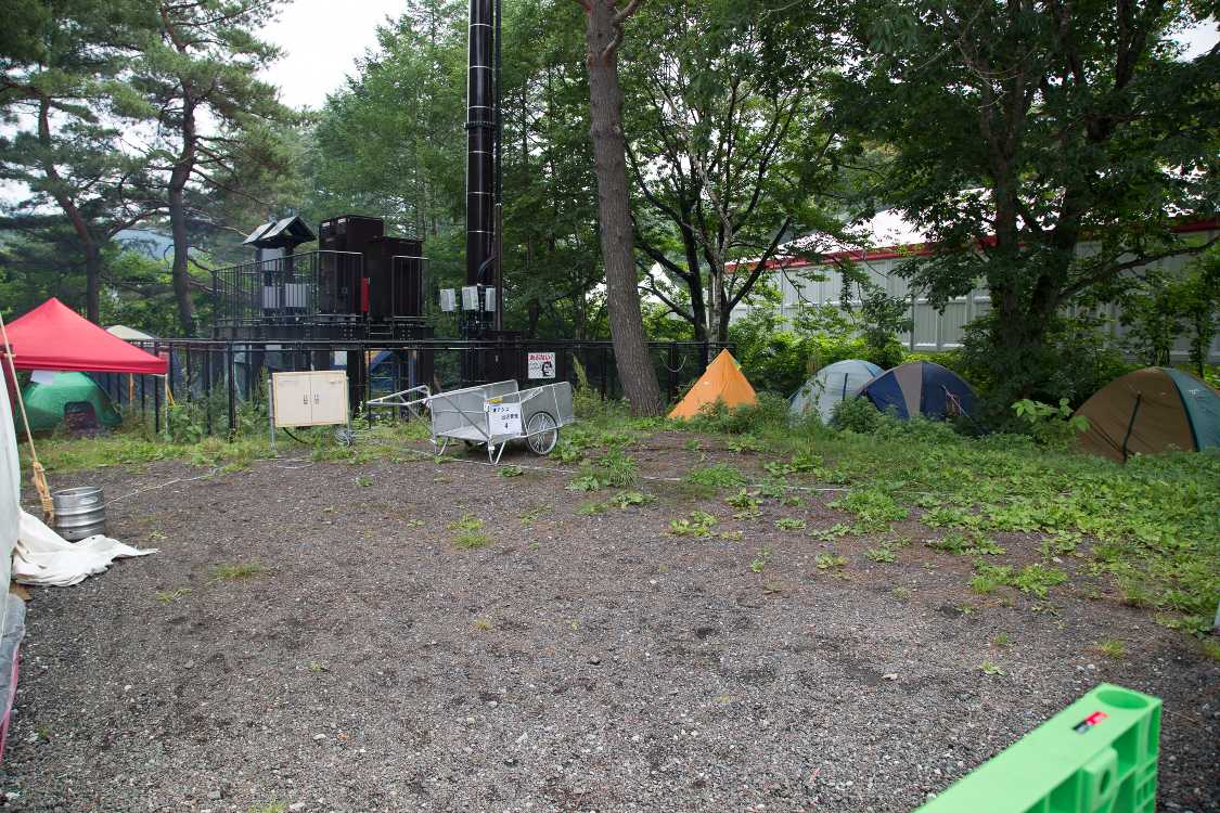 出店者等が使うとみられるテント。