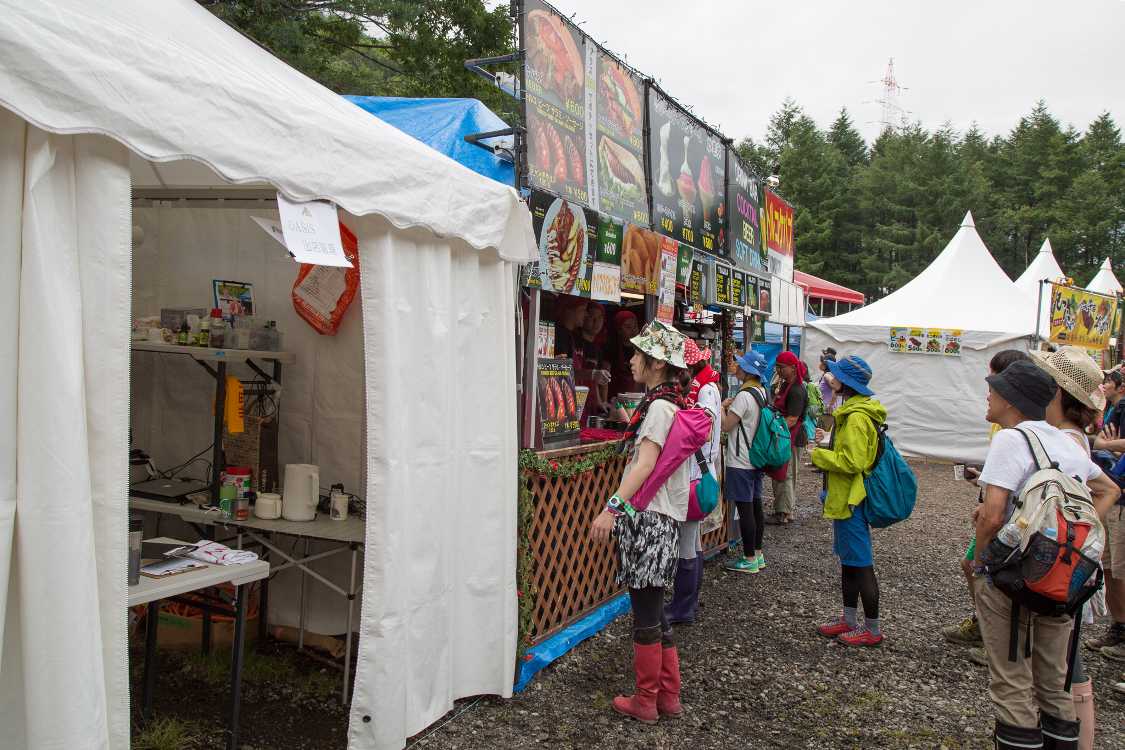 左は出店管理テント。