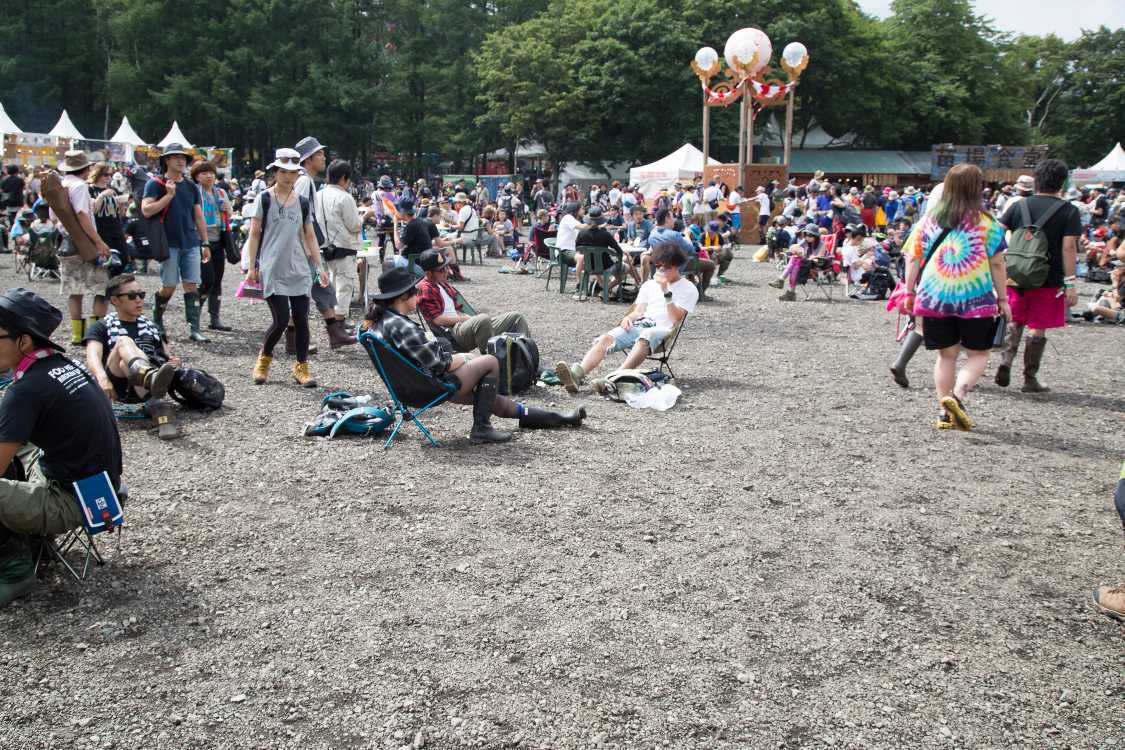 同時刻ごろ。グリーンステージでは公演のない時間だがレッドマーキーではディストリクツの公演中。スペースに余裕がある。