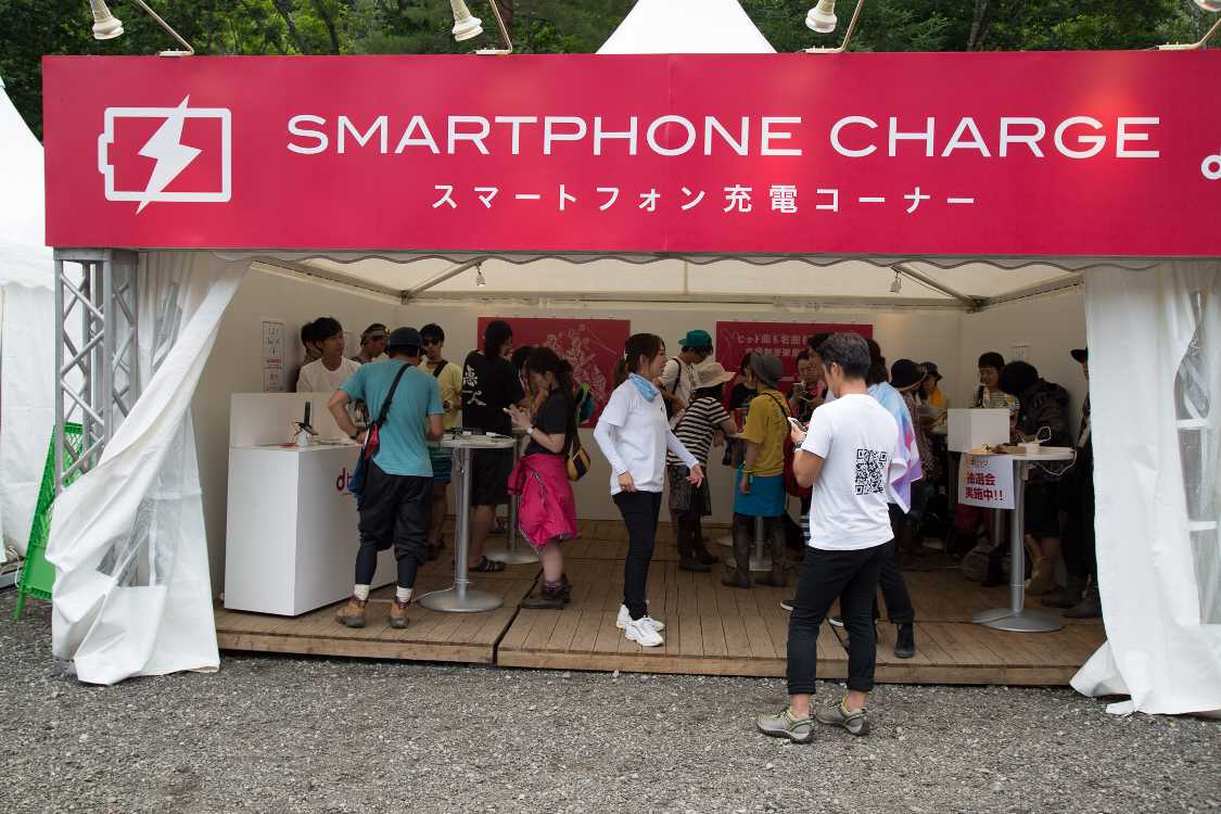 スマートフォン充電コーナー。
