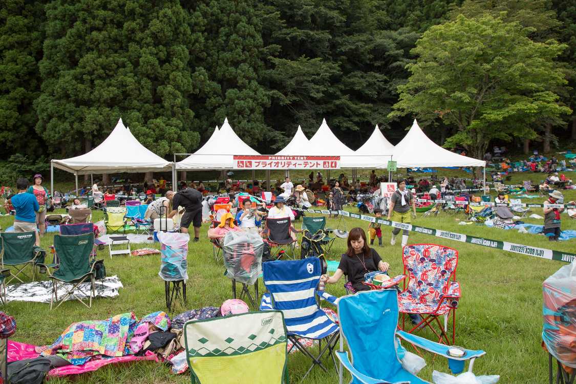 障害者、負傷者、高齢者等向けのテント。毎年のことだがプライオリティーテントという名称は変更の余地がある。