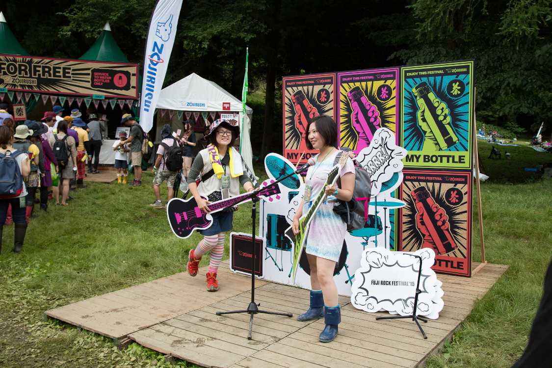 写真撮影用のセット。背景のデザインはメタリカの「セイント・アンガー」を意識したか。