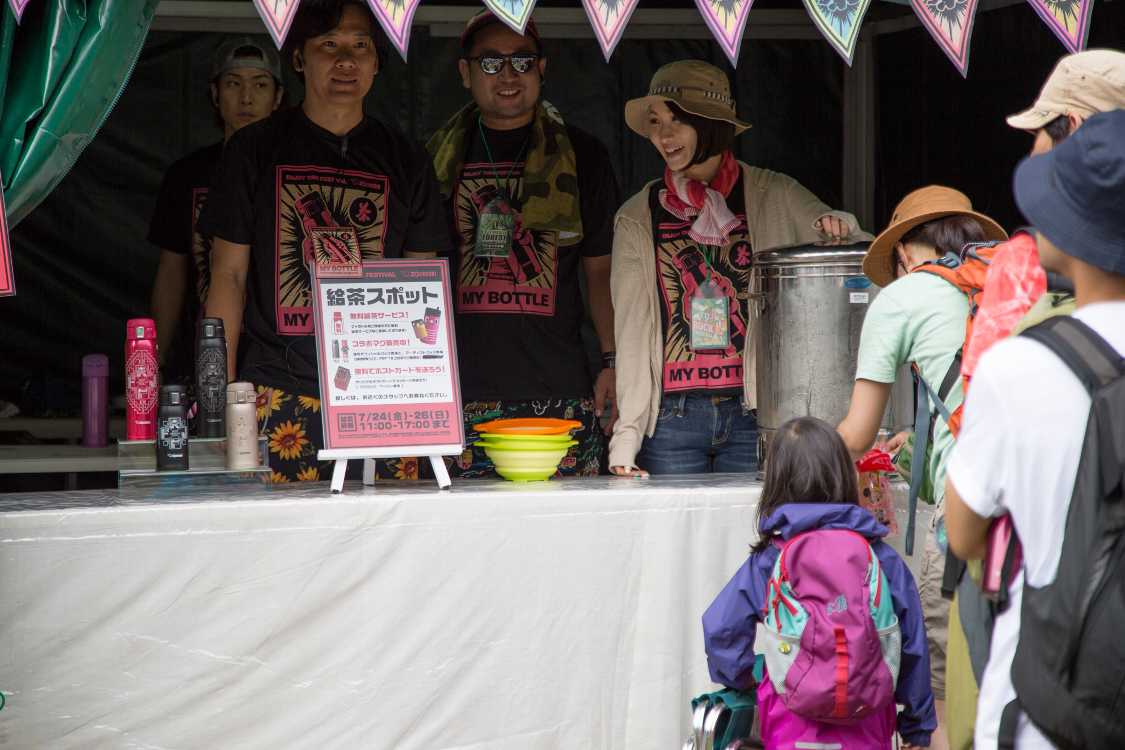 フジロックのデザインがあるボトルは、以前は480ミリリットルだけだったが現在は600と360の2種類。