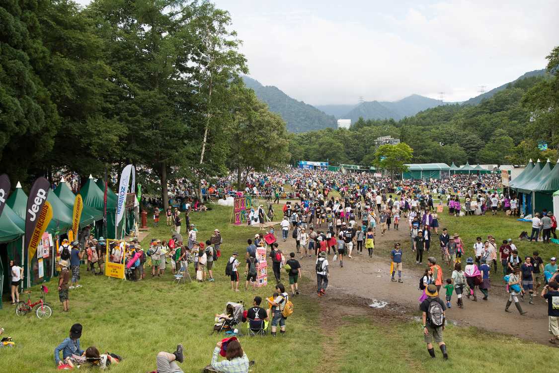 グリーンステージの北、アーティストグッズ売り場から。