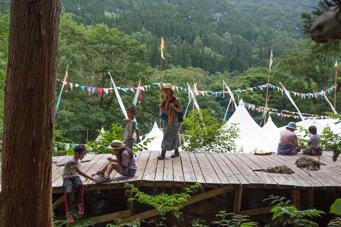 さらに山側に通じる通路。
