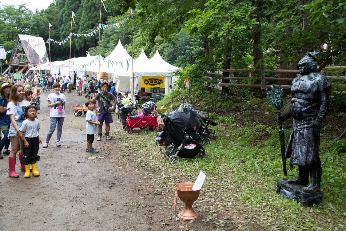 銅像を模した人。