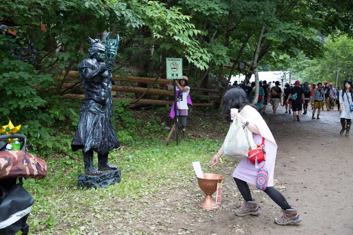 立っているだけで金が集まる。