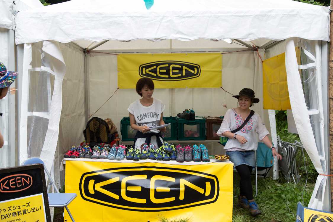 子ども用の靴も扱うキーン。