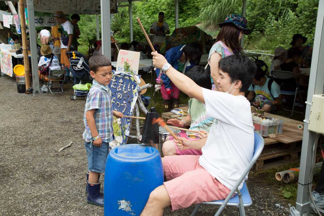 太鼓を叩く人。