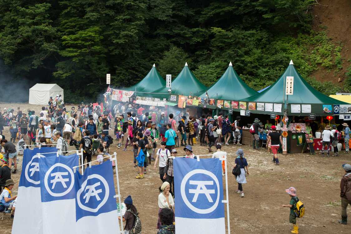 ホワイト橋の端から。飲食店の並び。