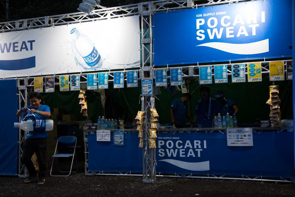 ホワイトステージ脇のポカリスエット。