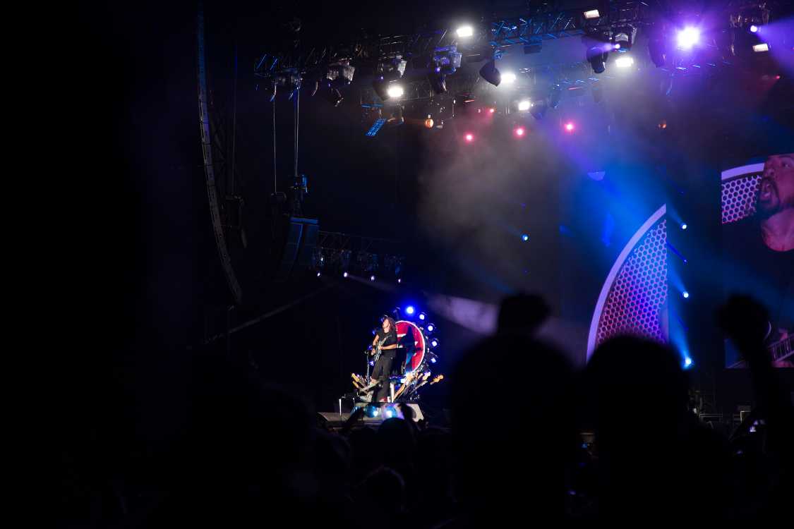 玉座で立つデイヴ・グロール。