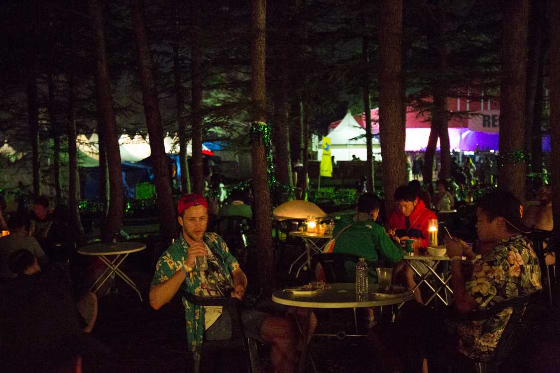 レッドマーキーとの間の木陰。