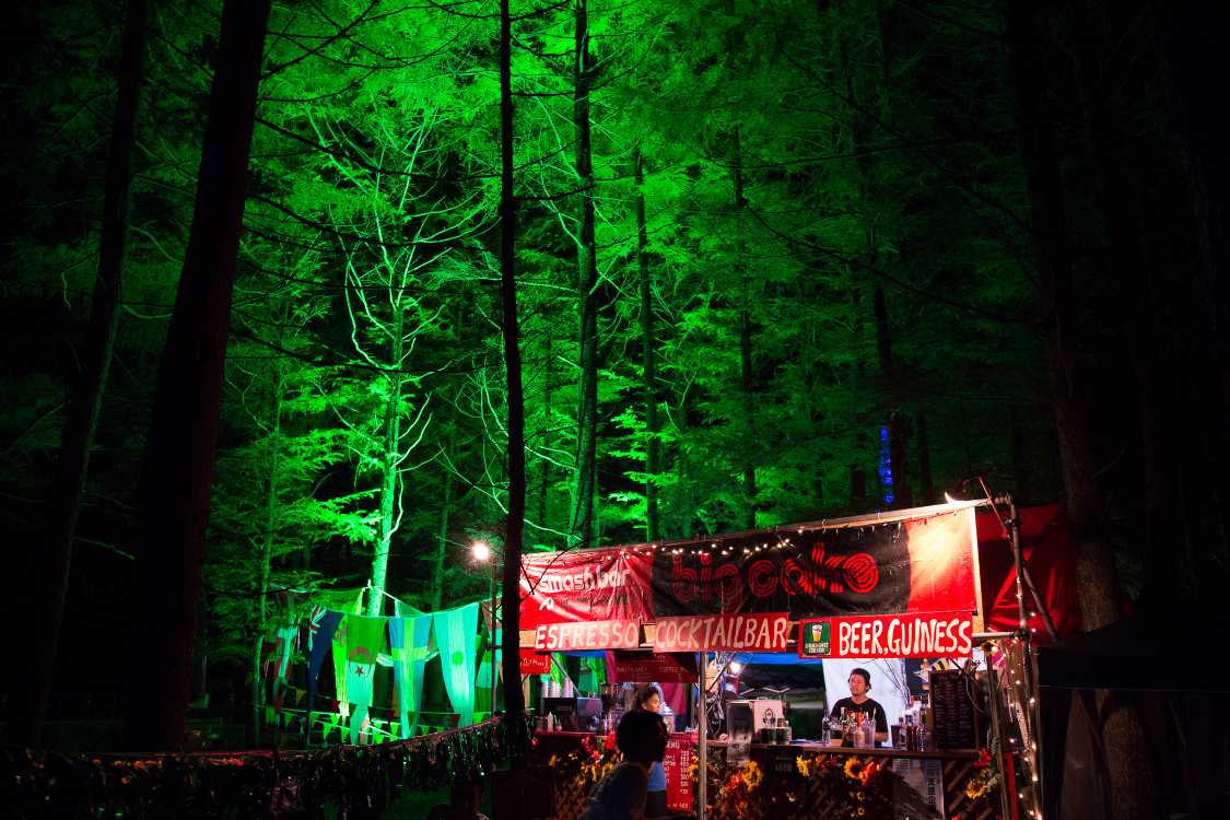 夜はこのあたりだけライトアップ。