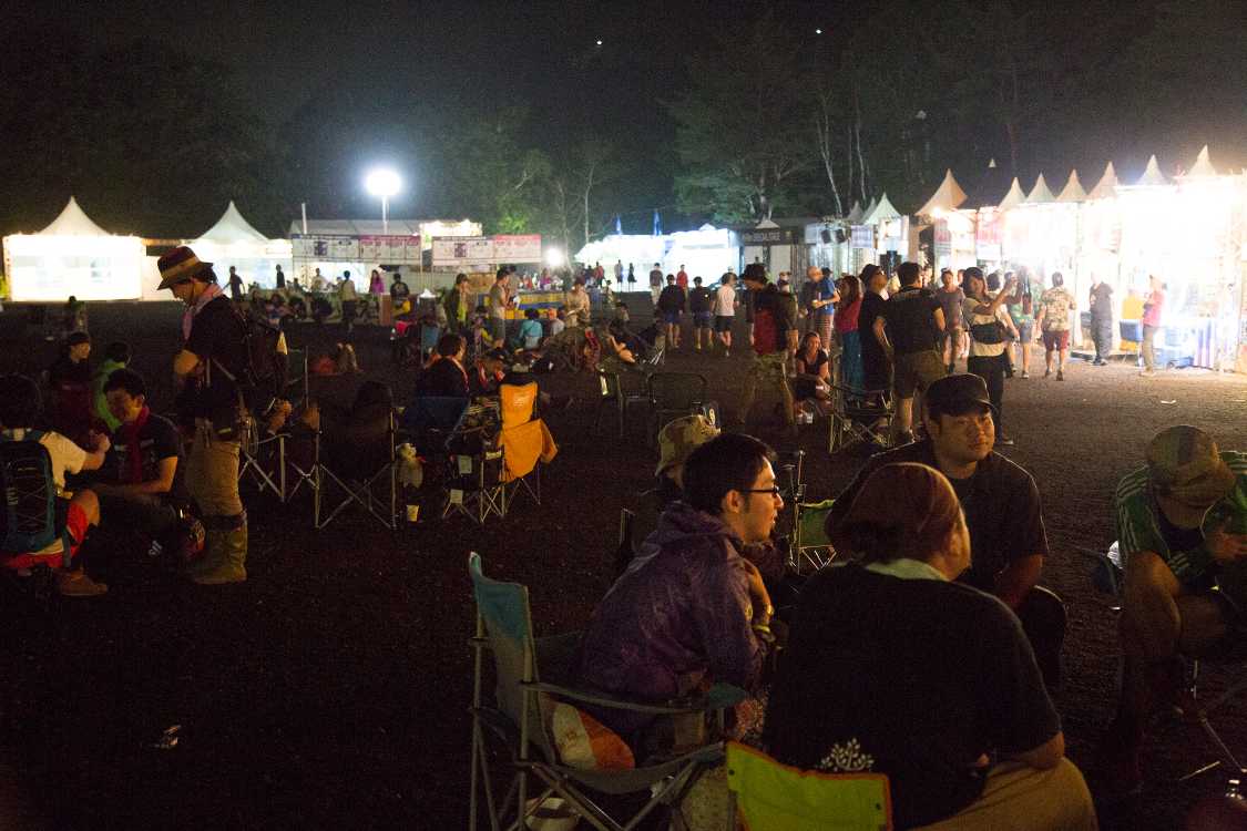 残っている人の多くは集団で会話している。1人は少ない。