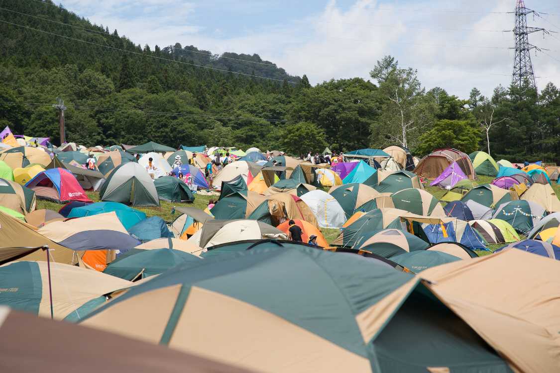 テントの密集地。1人用テントは斜面でも設営されている。