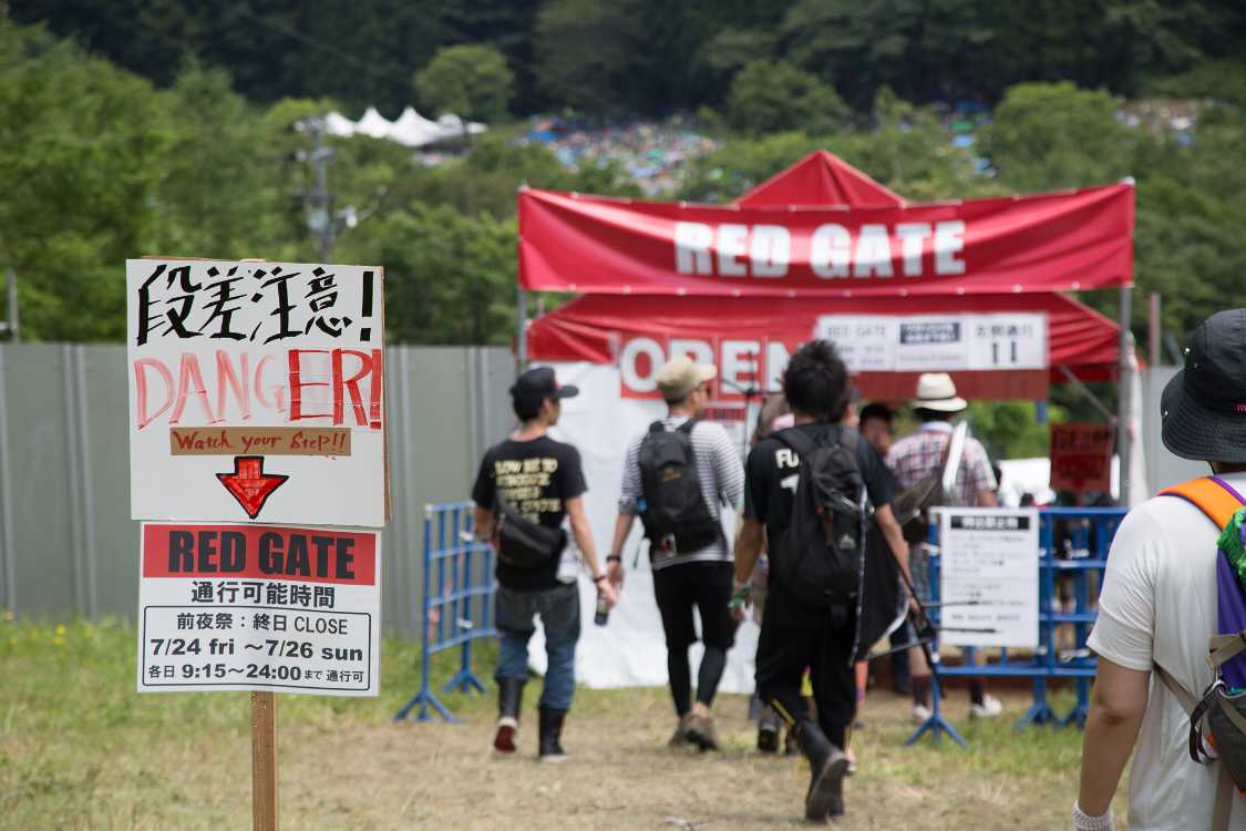 レッドゲートの手前に段差があるが、通過後はもっときつい段差がある。