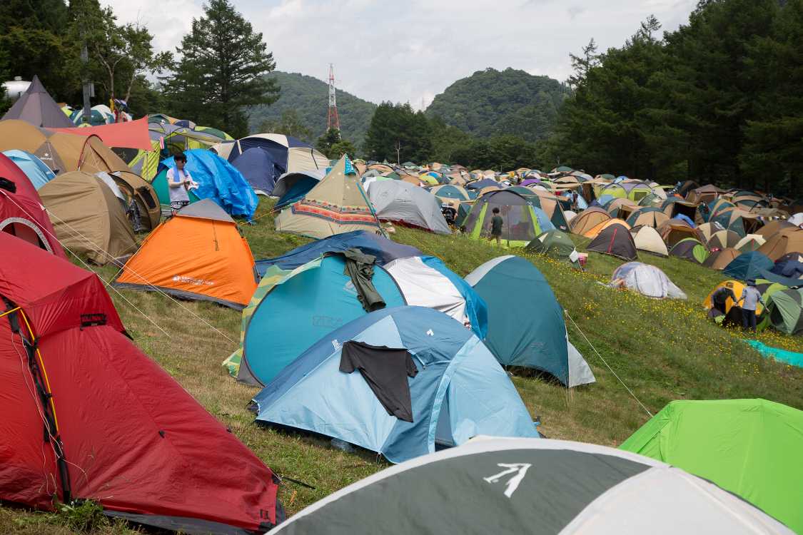 斜面は1人用テントが多い。傾斜があっても寝られる人は問題ないのかもしれない。