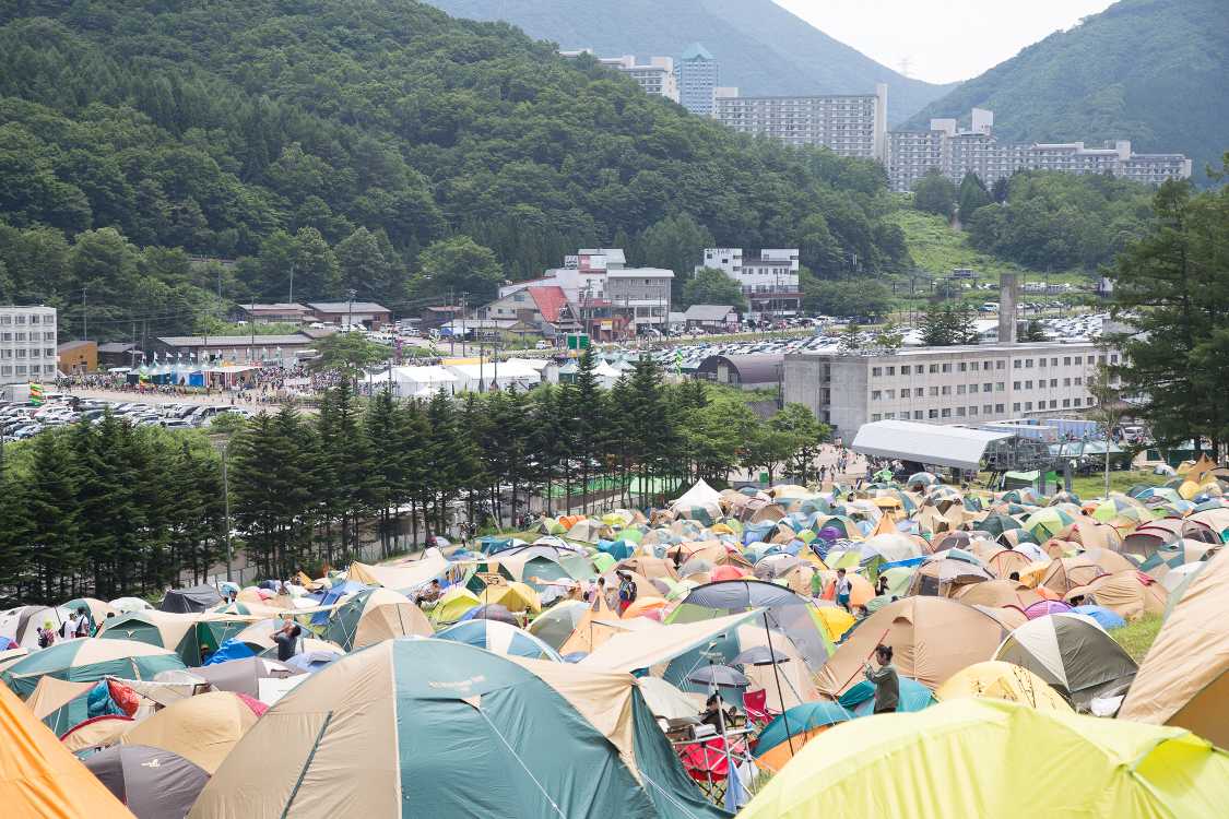 キャンプサイトインフォメーションから場外エリアまで望める。