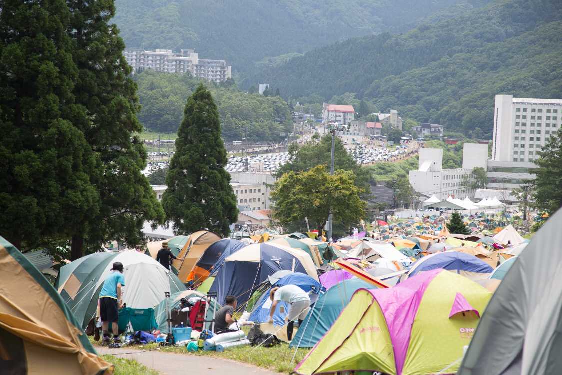 Gサイト方面へ。場外駐車場、シャトルバス乗り場まで見える。