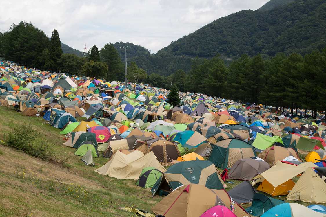 テントが密集するのはA～Dサイトまで。