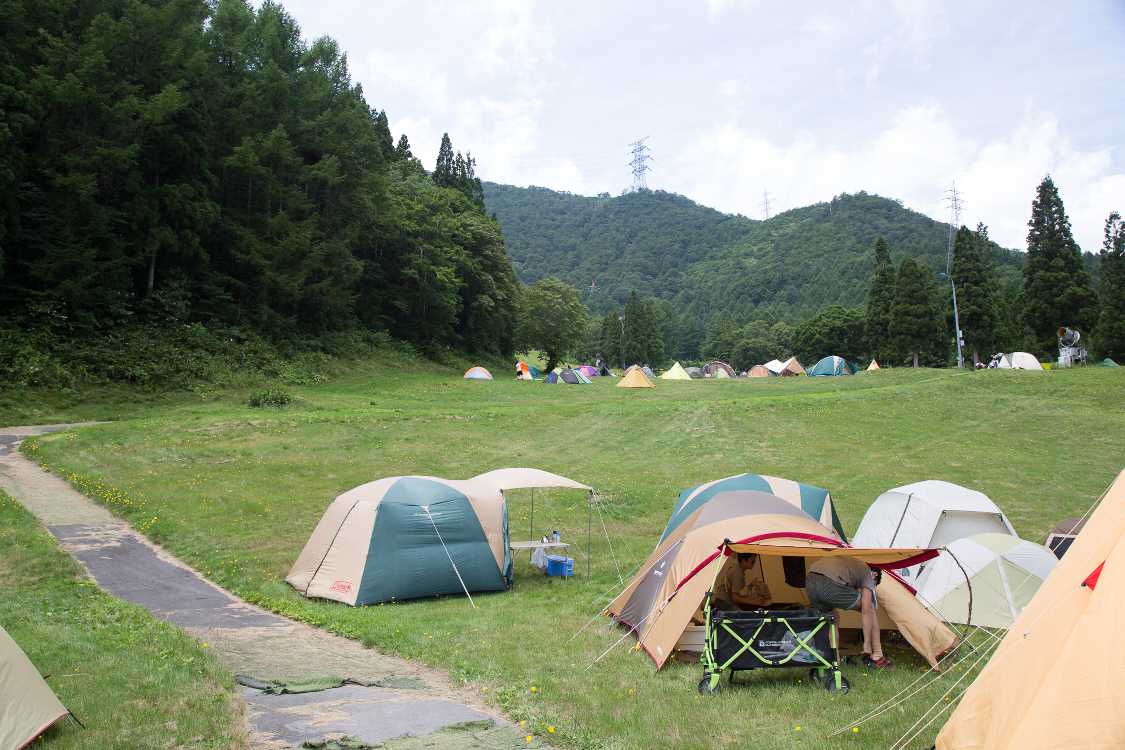 不自然なくらいにテントのない平地がある。