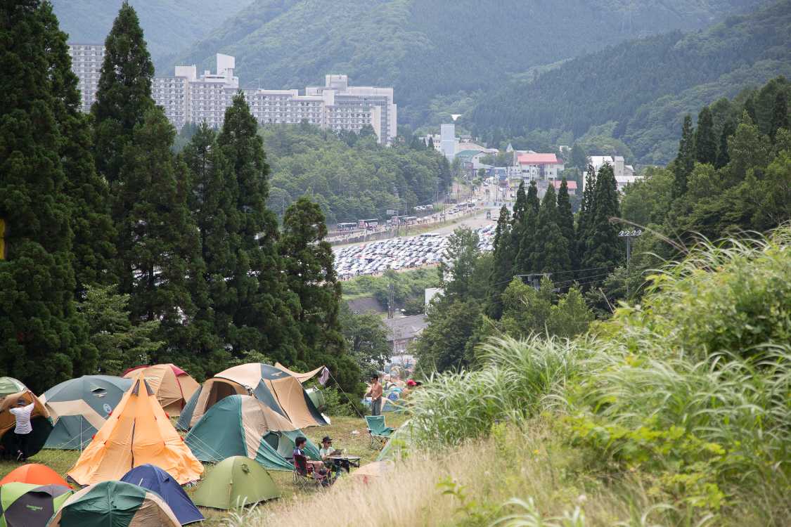 遠方の長所はレッドマーキーやパレスオブワンダーの音が聞こえなくなり、夜は静かに眠れること。AサイトやDサイトは午前5時まで眠れない人もいるだろう。