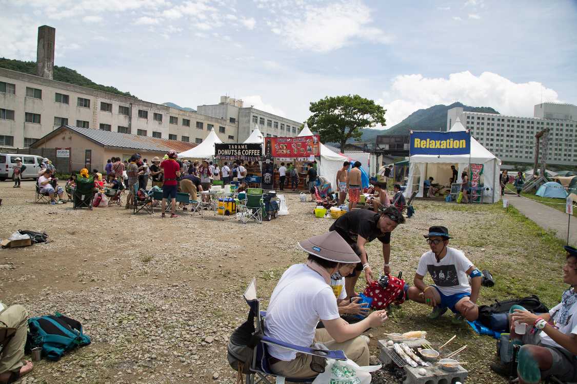 飲食店前のバーベキューエリア。